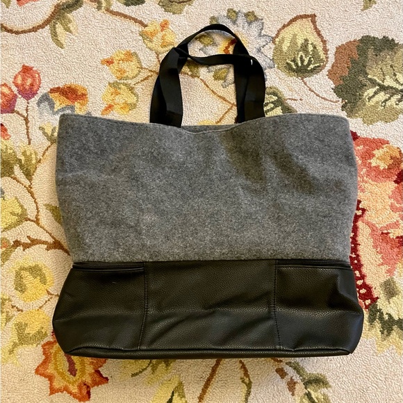 DSW Gray Wool Like Fabric/Faux Pebbled Leather Weekender Bag OS - Picture 3 of 7